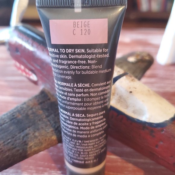 Beige C 120 (Cool) Luminous 3D Foundation Normal to Dry Skin - TimeWise - Picture 2 of 5